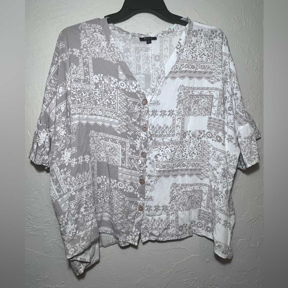 ODDY RUFFLED SLEEVE GREY AND WHITE PRINT BUTTON-UP BLOUSE SIZE L